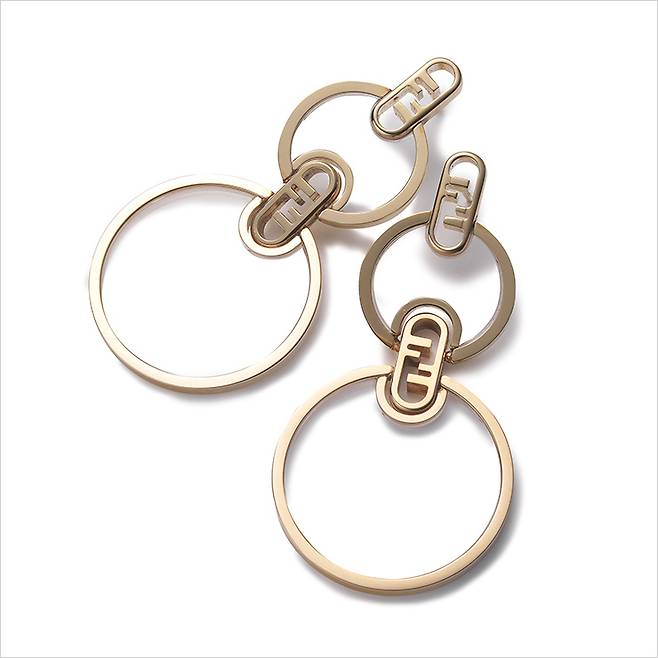 조형적인 더블 라운드 이어링은 가격 미정, Fendi.