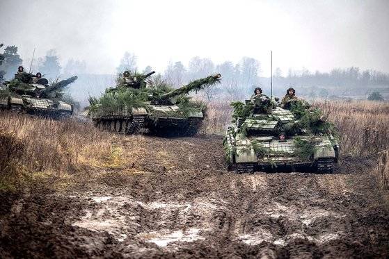 탱크 탄 우크라이나군. [로이터=연합뉴스]