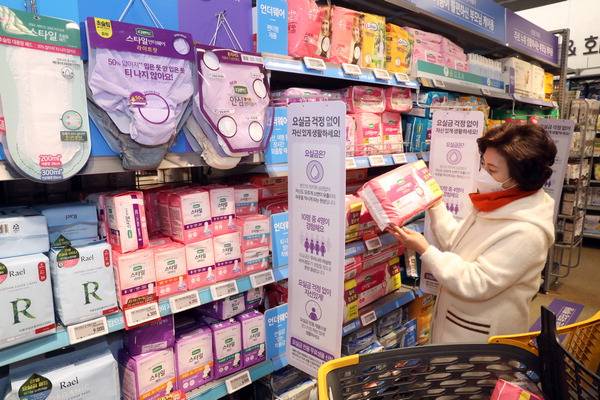 23일 이마트 가든파이브점 시니어 케어 전문 매장에서 고객이 제품을 살펴보고 있다. 이마트는 고령화 사회 트렌드에 맞춰 시니어 위생용품을 비롯해 물티슈 염모제 등 시니어 제품을 최대 50% 할인 판매하는 ‘시니어위크’를 매월 마지막 주에 연다.  이마트 제공