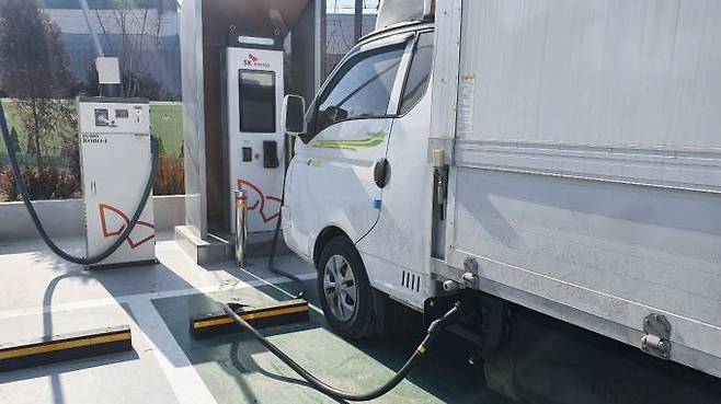 SK박미 에너지 슈퍼스테이션에서 전기 충전 중인 전기차량 모습. 황인성 기자