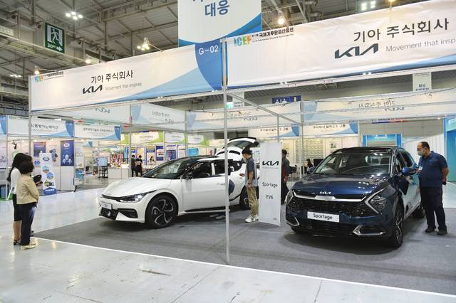 [광주=뉴시스]이창우 기자 = 기아가 25일 광주 DJ센터에서 개막한 호남권 유일의 국제산업전시회인 '국제기후환경산업전(ICEF)'에서 신형 스포티지 하이브리드와 EV6를 선보이고 있다. (사진=기아 제공) 2021.08.25 photo@newsis.com *재판매 및 DB 금지