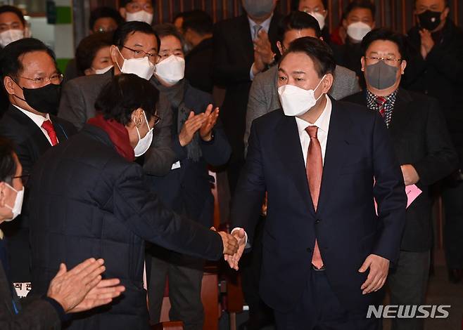 [서울=뉴시스] 전신 기자 = 윤석열 국민의힘 대선 후보가 24일 서울 여의도 국회도서관에서 열린 '여야 전직 국회의장-국회의원 윤석열 후보 지지 선언식'에서 참석자들과 인사하고 있다. (공동취재사진) 2022.02.24. photo@newsis.com