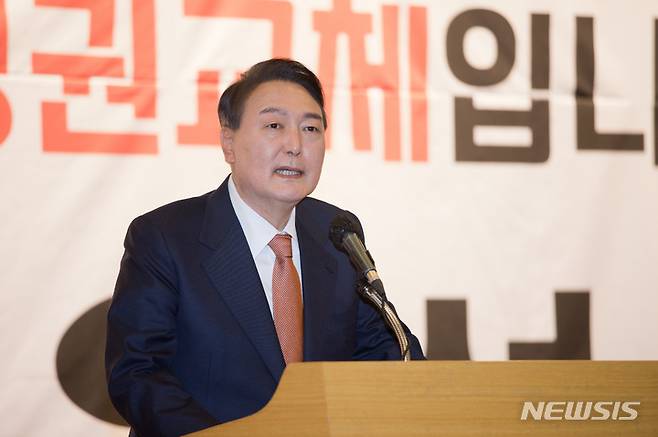 [서울=뉴시스] 전신 기자 = 윤석열 국민의힘 대선 후보가 24일 서울 여의도 국회도서관에서 열린 ‘여야 전직 국회의장-국회의원 윤석열 후보 지지 선언' 행사에서 발언하고 있다. (공동취재사진) 2022.02.24. photo@newsis.com