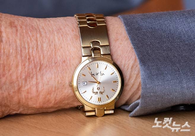 신천지 이만희 총회장이 2020년 3월 2일 경기도 가평군 청평면 고성리 평화연수원에서 열린 코로나19 관련해 기자회견에서 박근혜 전 대통령의 명의가 새겨진 청와대 손목시계를 착용하고 있다. 이한형 기자