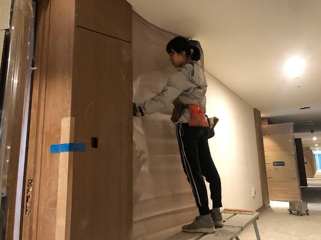현장에서 도배일을 하고 있는 배윤슬 도배사. 사진 배윤슬 도배사 제공.