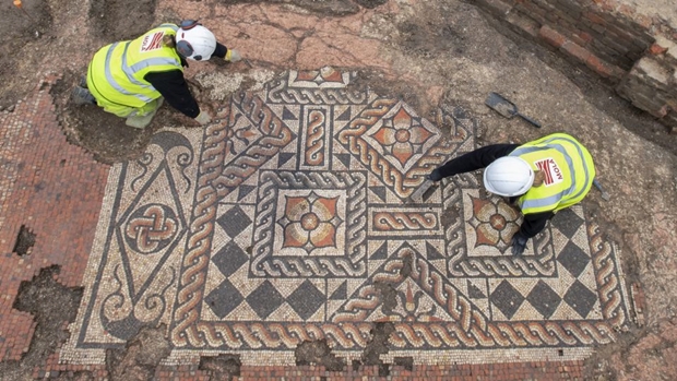 영국 런던 한복판에서 1800년 전 로마제국 시대 유물이 발견됐다. 22일(현지시간) BBC는 시티 오브 런던 근처에서 로마식 모자이크 판 두 점이 발굴됐다고 보도했다./런던고고학박물관