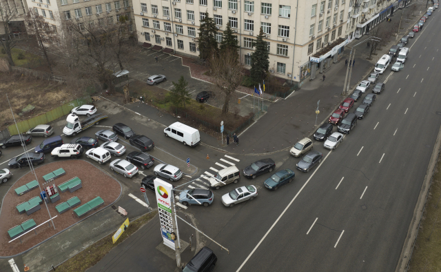 24일 우크라이나 키예프의 한 주유소에 기름을 사려는 차들이 길게 줄지어 있다. /AP연합뉴스