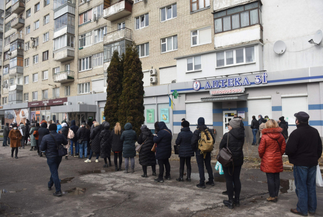 우크라이나인들이 은행에서 예금을 인출하기 위해 줄을 서고 있다. /AFP연합뉴스