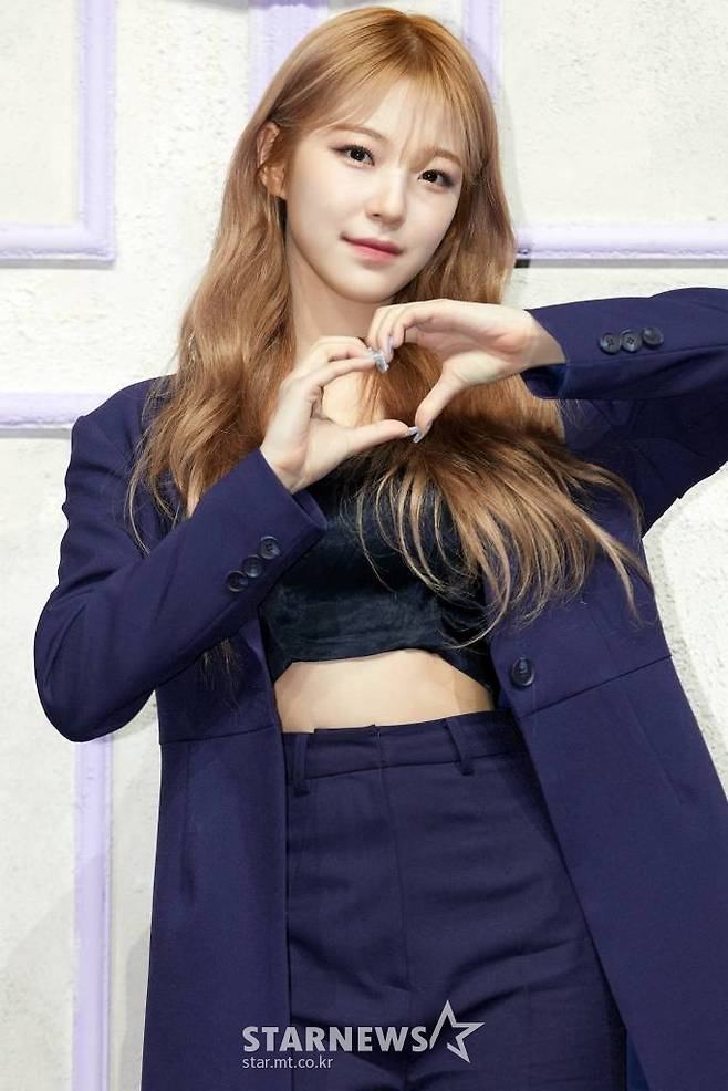 그룹 프로미스나인 백지헌이 17일 오후 서울 한남동 블루스퀘어에서 진행된 미니 4집 'Midnight Guest' 발매 기념 미디어 쇼케이스에 참석해 포즈를 취하고 있다. <사진=플레디스> 2022.01.17 /사진=임성균 기자 tjdrbs23@