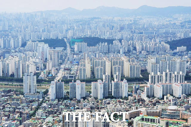 25일 부동산R114에 따르면 지난해 전국 3.3㎡당 평균 아파트 시세와 분양가 평균 격차는 920만 원이다. /더팩트 DB