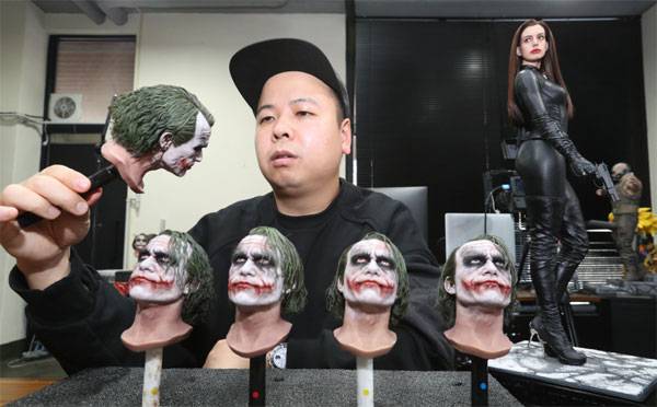 박정환 JND스튜디오 대표가 `다크 나이트`의 조커 캐릭터 피규어를 다루고 있다. [이승환 기자]