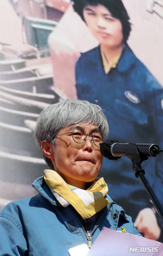 [부산=뉴시스] 하경민 기자 = 지난 37년간 복직투쟁을 벌인 김진숙 민주노총 부산본부 지도위원이 25일 부산 영도구 HJ중공업 영도조선소 광장에서 열린 명예 복직·퇴직 축하 행사에 참석, 눈물을 흘리며 감사 인사를 하고 있다. 2022.02.25. yulnetphoto@newsis.com