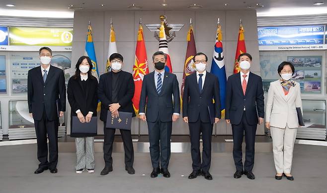 [서울=뉴시스] 서욱 국방부장관(사진 가운데)이 25일 오전 국방부에서 군인복무정책 심의위원회 제3기 민간위원으로 최훈석 성균관대학교 심리학과 교수(위원장, 사진 왼쪽에서 세번째) 등 6명을 위촉하고 기념촬영을 하는 모습. 2022.02.25. (사진=국방부 제공) *재판매 및 DB 금지