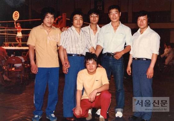 체육관에서 함께 훈련했던 선수들과 함께 한 모습. 뒷줄 오른쪽에서 두 번째가 박종팔 선수, 왼쪽에서 두 번째가 고 김득구 선수(사진제공=박종팔)