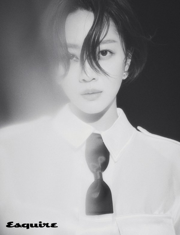 Actor Jo Bo-ah, who plays the role of military prosecutor Cha Du-ri in TVNs new drama Gun Inspection Doberman, which will be broadcasted on the afternoon of the 28th of this month, decorated the March 2022 issue of male fashion and lifestyle magazine Esquire with a short hairstyle.Jo Bo-ah said in an interview with Esquire, Cha Du-ri is a person who tries to break down the corruption in the Army. We try to solve the problems related to the Army that we often encountered in the news.In addition, there was a setting that it became a military prosecutor for revenge, so there was a dark figure and it was necessary to control the tone from the Soldiers tone. As I get used to wearing military uniforms every day for four months, my usual tone is becoming Danaka, he said.There are many ambassadors to discuss the injustice of society, so you can see it in the city, he said. It was so good to be able to take on a strong and solid character.I hope the public will know that I have such a hard look and serious look. Im wearing only military uniforms and Im shooting a Drama, but its still too cold because my uniform is so thin, he said in an interview. Is it because theyre protecting our country, but their clothes are so thin?We have to correct it, he said, and he laughed.The March 2022 issue of Esquire, decorated with Jo Bo-ahs pictorial, is available at bookstores from February 22, 2022, and can also be found on the Esquire Korea website.