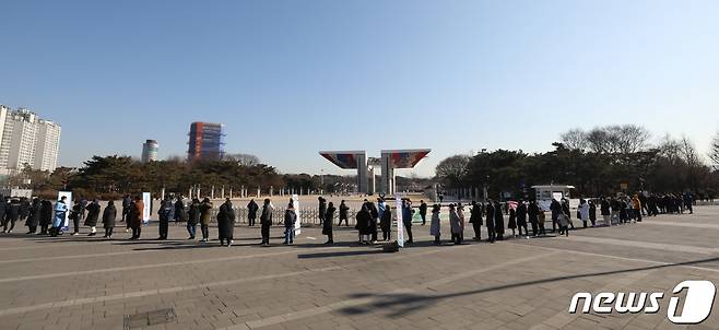 24일 오전 서울 송파구 올림픽공원에 마련된 코로나19 임시선별진료소에서 시민들이 검사를 받기 위해 줄을 서서 기다리고 있다. 2022.2.24/뉴스1 © News1 박세연 기자