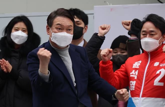 국민의힘 윤석열 대선 후보가 26일 오후 서울 구로구 홈플러스 신도림점 앞에서 열린 "구로를 디지털 굳로(Good road)로, 윤석열과 함께" 유세에서 어퍼컷 세리머니를 하고 있다. /연합뉴스