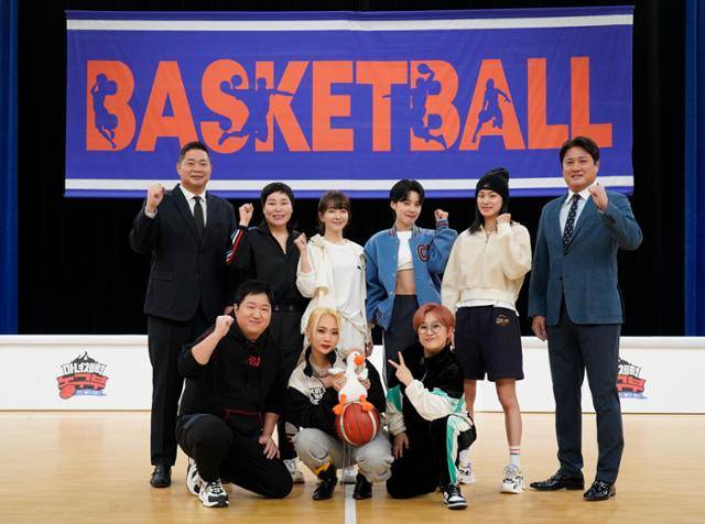 JTBC 예능 '마녀체력 농구부' 출연진이 22일 기자간담회에서 포즈를 취하고 있다. 오른쪽부터 농구감독 문경은, 배우 옥자연, 개그우먼 송은이, 장도연, 방송인 박선영, 댄서 허니제이, 배우 고수희, 방송인 정형돈, 현주엽. JTBC 제공
