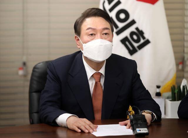 윤석열 국민의힘 대선 후보가 24일 오후 서울 여의도 국민의힘 중앙당사에서 열린 우크라이나 사태 관련 긴급대책회의에서 발언하고 있다. 뉴스1