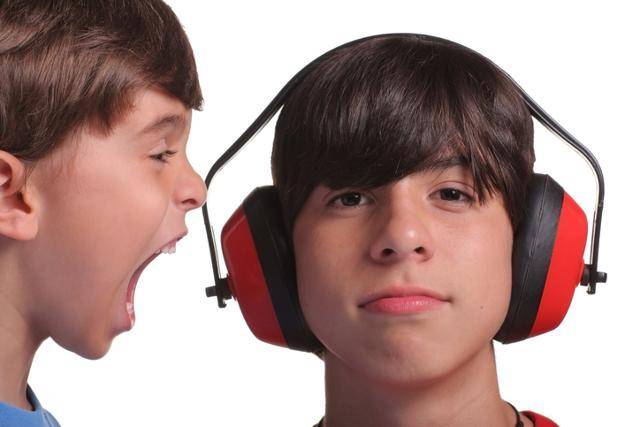 청각장애인에게 무작정 큰 소리로 이야기하는 건 실례다. '장애의 정도가 심한 청각장애인(양쪽 귀 청력손실이 80데시벨 이상)'의 경우 귀에 입을 대고 큰 소리로 말해도 듣지 못한다. 귀에다 대고 말하는 것 역시, 정작 입 모양을 볼 수 없기 때문에 좋지 않다. 게티이미지뱅크