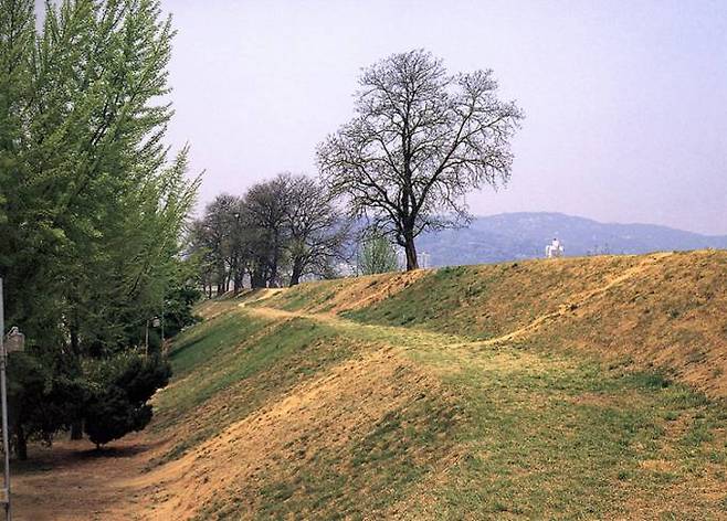 대량의 문화재가 발견돼 아파트 공사가 중단된 바 있는 풍납리토성 모습.&nbsp; &nbsp;문화재청&nbsp;