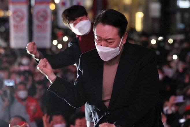 [대구=뉴시스] 전신 기자 = 윤석열 국민의힘 대선 후보가 18일 대구 중구 동성로에서 열린 유세에서 지지를 호소하며 어퍼컷 세리머니를 하고 있다. 2022.02.18.