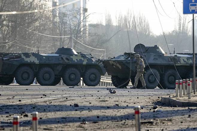 [키예프=AP/뉴시스] 26일(현지시간) 우크라이나 키예프 거리에서 우크라이나군 장갑차들이 도로를 봉쇄하고 있다. 2022.02.26.