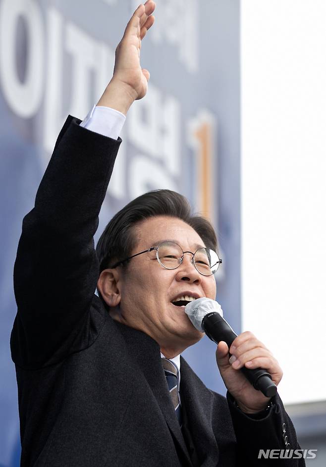 [김포=뉴시스] 국회사진기자단 = 이재명 더불어민주당 대선 후보가 26일 경기 김포 사우문화체육광장에서 유세를 열고 지지를 호소하고 있다. 2022.02.26. photo@newsis.com