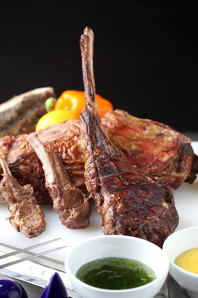 롯데호텔 서울 ‘라세느’의 양갈비 구이