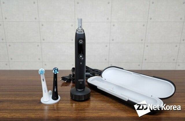 오랄비 전동칫솔 iO 시리즈9 구성품. 왼쪽부터 칫솔모, 본체와 충전기, 여행용 케이스 (사진=지디넷코리아)