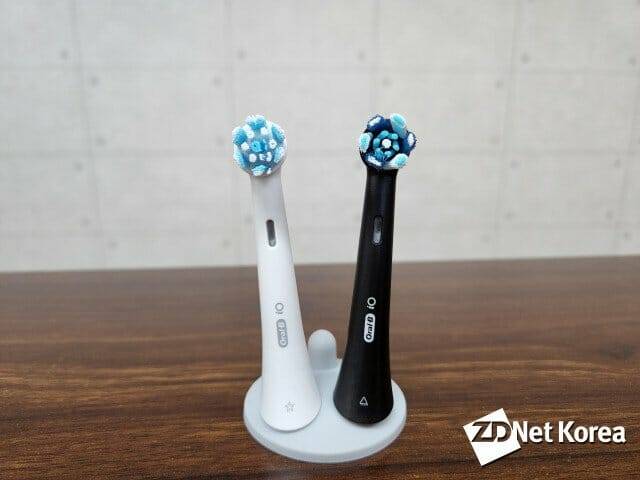 오랄비 전동칫솔 iO 시리즈9 칫솔모 젠틀케어(왼쪽)와 얼티밋 클린 (사진=지디넷코리아)