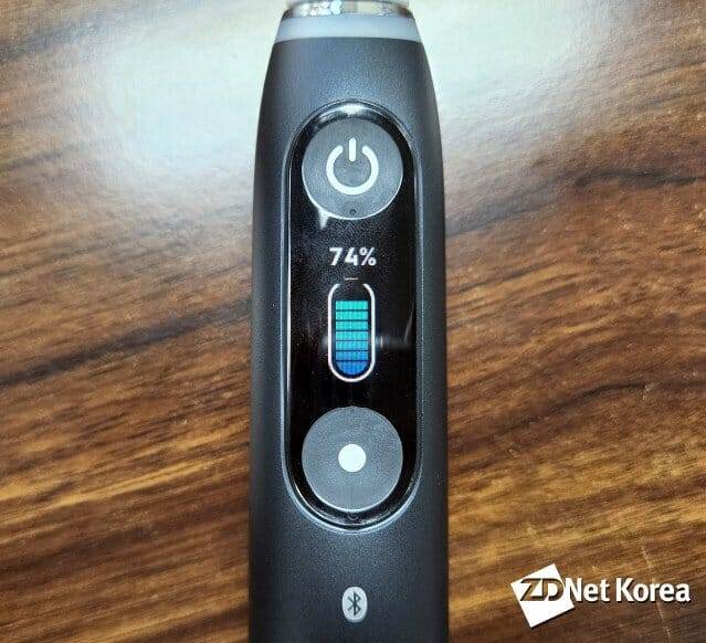 오랄비 전동칫솔 iO 시리즈9 본체 디스플레이에 나타난 배터리 잔량 (사진=지디넷코리아)