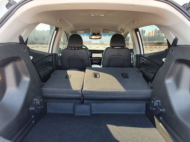 볼트EV 2열 시트를 접어 공간을 확보한 모습ⓒ데일리안