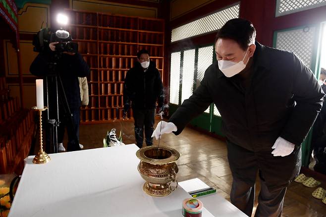 윤석열 국민의힘 대선 후보가 23일 오전 전북 정읍시 덕천면 동학농민혁명운동기념관을 찾아 동학농민군 위패가 있는 구민사에 참배를 하고 있다. [한주형 기자]