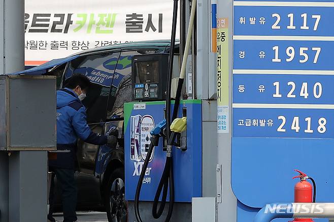 [서울=뉴시스] 백동현 기자 = 우크라이나 사태 등 지정학적 리스크로 원자재 가격이 급등하고 있는 가운데 지난 23일 기준 런던 ICE선물거래소에서 브렌트유 선물은 배럴당 96.84달러로 올해 들어 최고치를 갈아치웠다. 24일에는 장중 100달러를 넘기기도 했는데 이는 2014년 이후 처음이다. 사진은 25일 오후 서울 시내 한 주유소 모습. 2022.02.25. livertrent@newsis.com