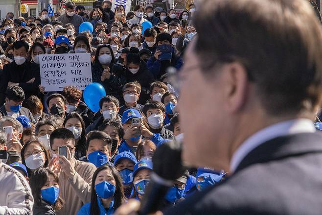 [창원=뉴시스] 최동준 기자 = 이재명 더불어민주당 대선후보가 27일 경남 창원 상남분수광장에서 유세를 하고 있다. 이 후보는 연설중 지지자의 손피켓을 언급하기도 했다. 2022.02.27. photocdj@newsis.com