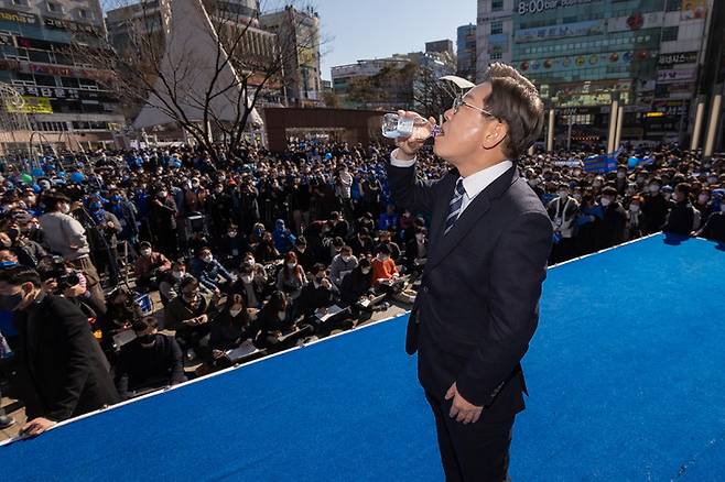[창원=뉴시스] 최동준 기자 = 이재명 더불어민주당 대선후보가 27일 경남 창원 상남분수광장에서 물을 마시고 있다. 2022.02.27. photocdj@newsis.com