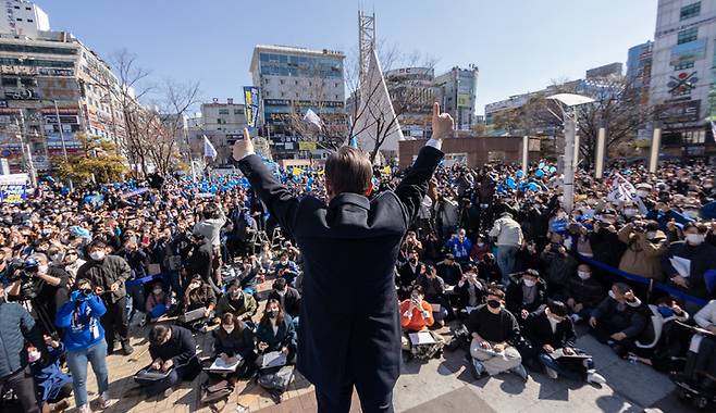 [창원=뉴시스] 최동준 기자 = 이재명 더불어민주당 대선후보가 27일 경남 창원 상남분수광장에서 유세를 하고 있다. 2022.02.27. photocdj@newsis.com