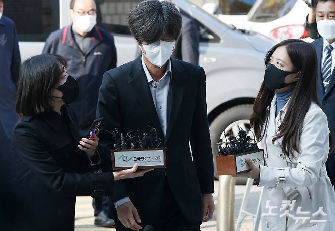 대장동 개발사업 특혜 의혹의 핵심 인물 중 한 명인 남욱 변호사가 구속 전 피의자심문(영장실질심사)을 받기 위해 지난해 11월 3일 서울 서초구 서울중앙지방법원에 출석하고 있다. 이한형 기자