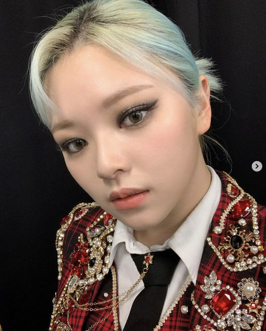 Group TWICE Youngyeon reported on the current status of the United States of America tour.Jingyeon posted a picture on TWICE official SNS on the 27th with an article entitled It was so fun today.Jeongyeon has a blue-colored hair and intense makeup that has unwavering beauty, with the beauty of Jeongyeon, which shines in super-close selfies.TWICE is currently on its fourth world tour.JYP Entertainment, which planned to perform five United States of America cities on February 18, Auckland on February 18, Atlanta on February 24, Atlanta on March 26, and New York City on February 26, thanks to the enthusiastic support of fans who sold out at the same time as ticket opening, I added one time for the BS Arena Concert round.TWICE will include a total of five city seven tour tickets to the Americas, including the performance.