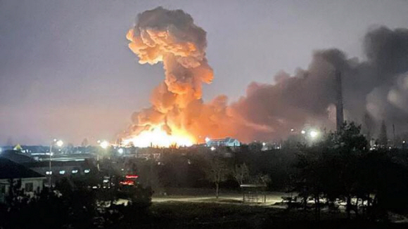 불기둥 치솟은 우크라 수도 키예프 - 24일(현지시간) 이른 새벽 우크라이나 수도 키예프 인근에서 자욱한 연기와 함께 불기둥이 치솟는 모습이 우크라이나 대통령실이 CNN에 제공한 사진에 포착됐다. 블라디미르 푸틴 러시아 대통령은 이날 “우크라이나에 대한 특별 군사작전을 개시한다”고 선포했다. 푸틴 대통령은 자국 영토라 주장하는 동부 돈바스 지역의 주민들을 보호하기 위한 조치이며 “우크라이나를 점령할 계획은 없다”고 강조했다. 그러나 우크라이나 현지 매체들은 키예프와 제2도시 하리코프 등 우크라이나 전역에서 폭발음이 들리고 주요 기반시설이 피격당했다고 전했다.트위터 캡처