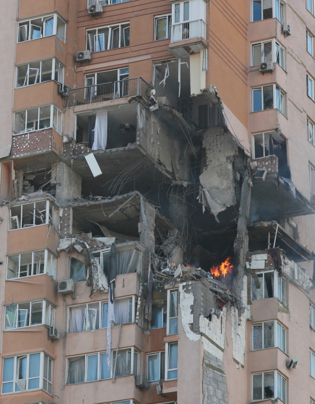 - 우크라이나 키예프시에 있는 아파트가 미사일 공격으로 일부 파손돼 있다. 로이터 연합뉴스