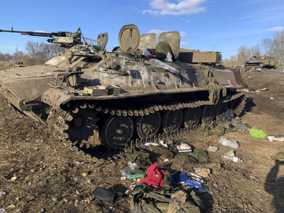 - 24일(현지시간) 우크라이나 북동부 하르키우 인근에서 러시아군의 병력수송장갑차(APC)가 불에 타 있는 사진을 우크라이나 국방부가 공개했다. 우크라이나 국방부 제공 EPA 연합뉴스