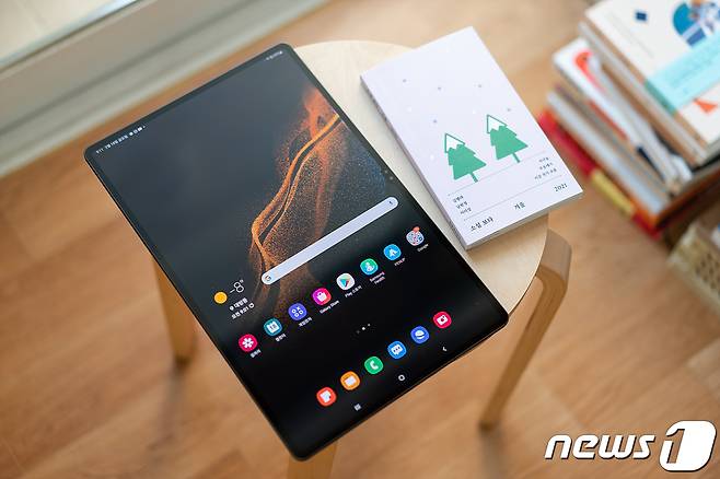 '갤럭시탭S8 울트라'는 14.6인치의 대화면을 갖췄다. 역대 갤럭시탭 시리즈, 아이패드와 비교해 가장 큰 화면 크기다. 문고본 도서와 크기 비교 사진. 2022.2.27/뉴스1 © News1 이기범 기자