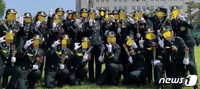 여군 부사관 임관식 단체 사진에서 엄지와 검지를 모은 포즈가 발견 돼 '메갈리아 손가락이 아니냐'라는 논란이 일었다. (SNS 갈무리) © 뉴스1