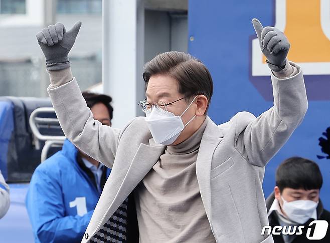 이재명 더불어민주당 대선후보가 28일 대구시 동대구역 광장에서 열린 '남부수도권 시대, 대구 경북의 재도약, 이재명은 합니다!' 대구 유세에서 지지자들에게 인사하고 있다. 2022.2.28/뉴스1 © News1 오대일 기자