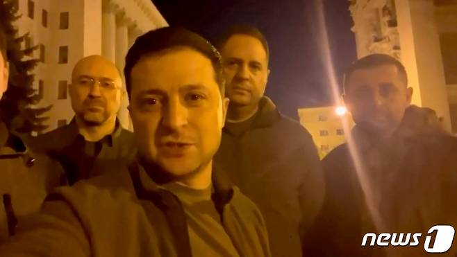 25일(현지시간) 우크라이나 수도 키예프 소재 대통령 집무실 인근에서 볼로디미르 젤렌스키 대통령이 자신의 참모들과 어둠 속에서 영상 촬영을 하고 있다. © AFP=뉴스1 © News1 정윤미 기자