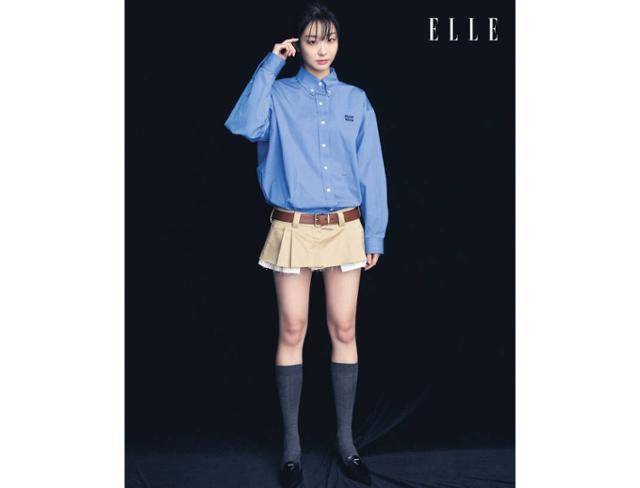 김다미가 한 매거진의 화보를 통해 로우라이즈 스타일링을 선보였다. 캐주얼하면서도 청순한 분위기가 눈길을 끈다. 엘르 홍콩 제공