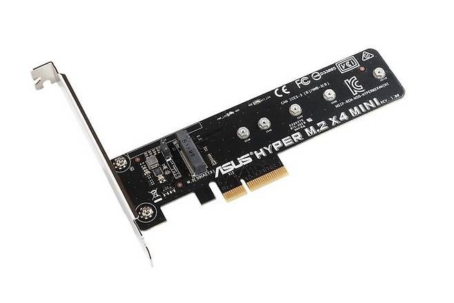 에이수스 하이퍼 M.2 X4 미니, M.2 SSD를 장착하고 컴퓨터 PCIe 슬롯에 장착하면 된다. 출처=IT동아