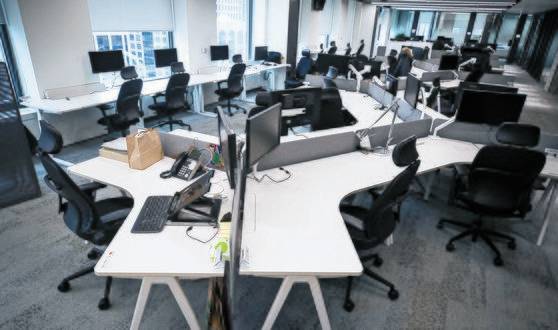 서울 종로의 한 대기업 사옥 사무실이 재택근무 시행으로 텅 비어 있다. 뉴스1